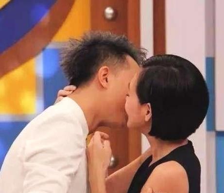 亲吻视频大床全激烈大全,大床亲吻视频全解析